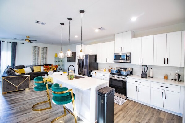 Fridge, microwave, oven, stovetop - 3 bed, 3.5 bath located 10mins downtown Houston, 15mins to galleria mall. (Houston)