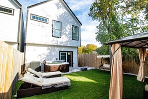 Terrace/patio - 3 bed, 3.5 bath located 10mins downtown Houston, 15mins to galleria mall. (Houston)