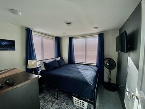 2 bedrooms, desk, WiFi, bed sheets