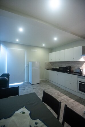 Kjøleskap, mikrobølgeovn, ovn og kokeplater