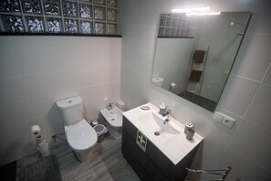 Dusj, hårføner, bidé og håndklær