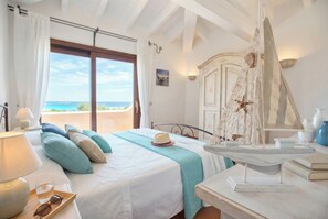 4 bedrooms, desk, iron/ironing board, travel cot