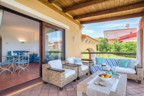 Outdoor dining - Villa Solara with swimming pool for 8 people (Punta de Su Turrione)