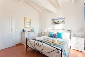 4 bedrooms, desk, iron/ironing board, travel cot
