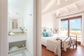 4 bedrooms, desk, iron/ironing board, travel crib - Villa Solara with swimming pool for 8 people (Punta de Su Turrione)