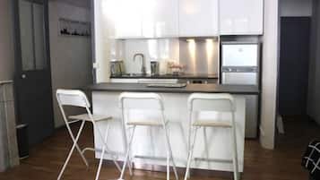 Frigorífico, microondas, horno y placa de cocina
