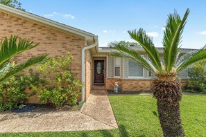 Exterior - Winter Escape! Blue Angels & Pensacola Pool Home! (Pensacola)