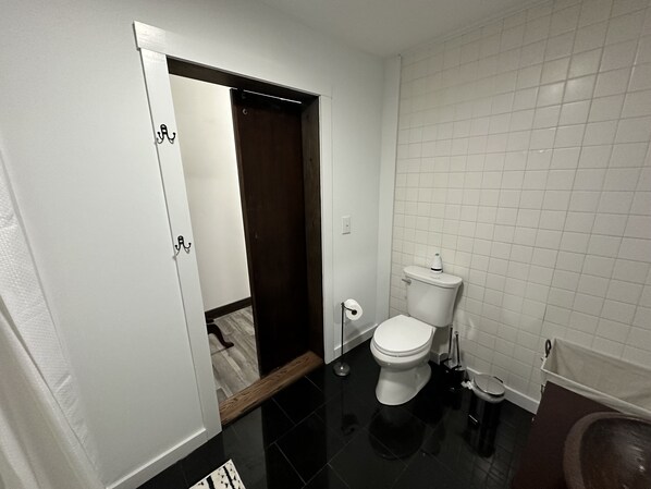 Bañera de hidromasaje, secador de pelo, toallas y jabón