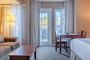 2 bedrooms, iron/ironing board, free WiFi, bed sheets - Cozy & Serene 2-BDR Apt. in Horseshoe Valley (Shanty Bay)