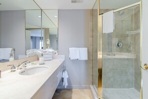 Een douche, een haardroger, handdoeken, zeep