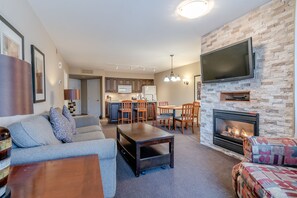 Smart TV, fireplace - Cozy & Serene 2-BDR Apt. in Horseshoe Valley (Shanty Bay)