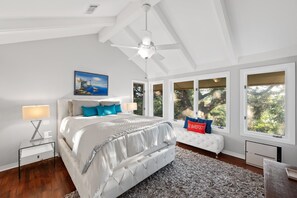 3 bedrooms, desk, iron/ironing board, WiFi - SPECTACULAR LAKEFRONT OASIS
Over 400 feet frontage on 2 acres of century oaks (Austin)