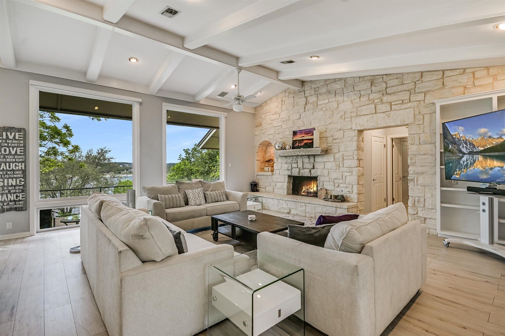 Smart TV, fireplace
