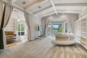 Smart TV, fireplace