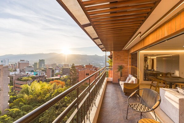 المنطقة المحيطة بالمنشأة