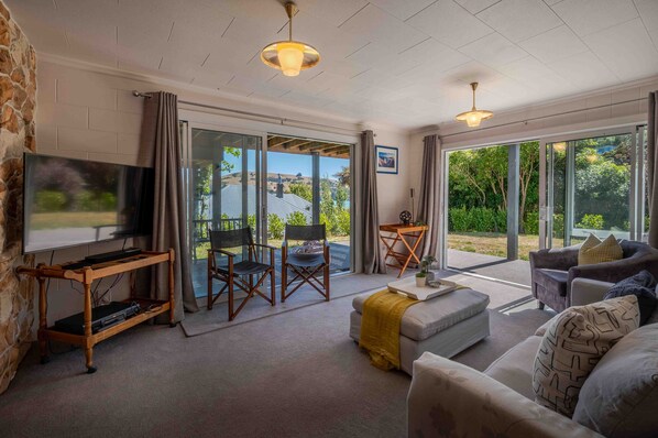 TV - Cliffside - Akaroa Holiday Home (Akaroa)
