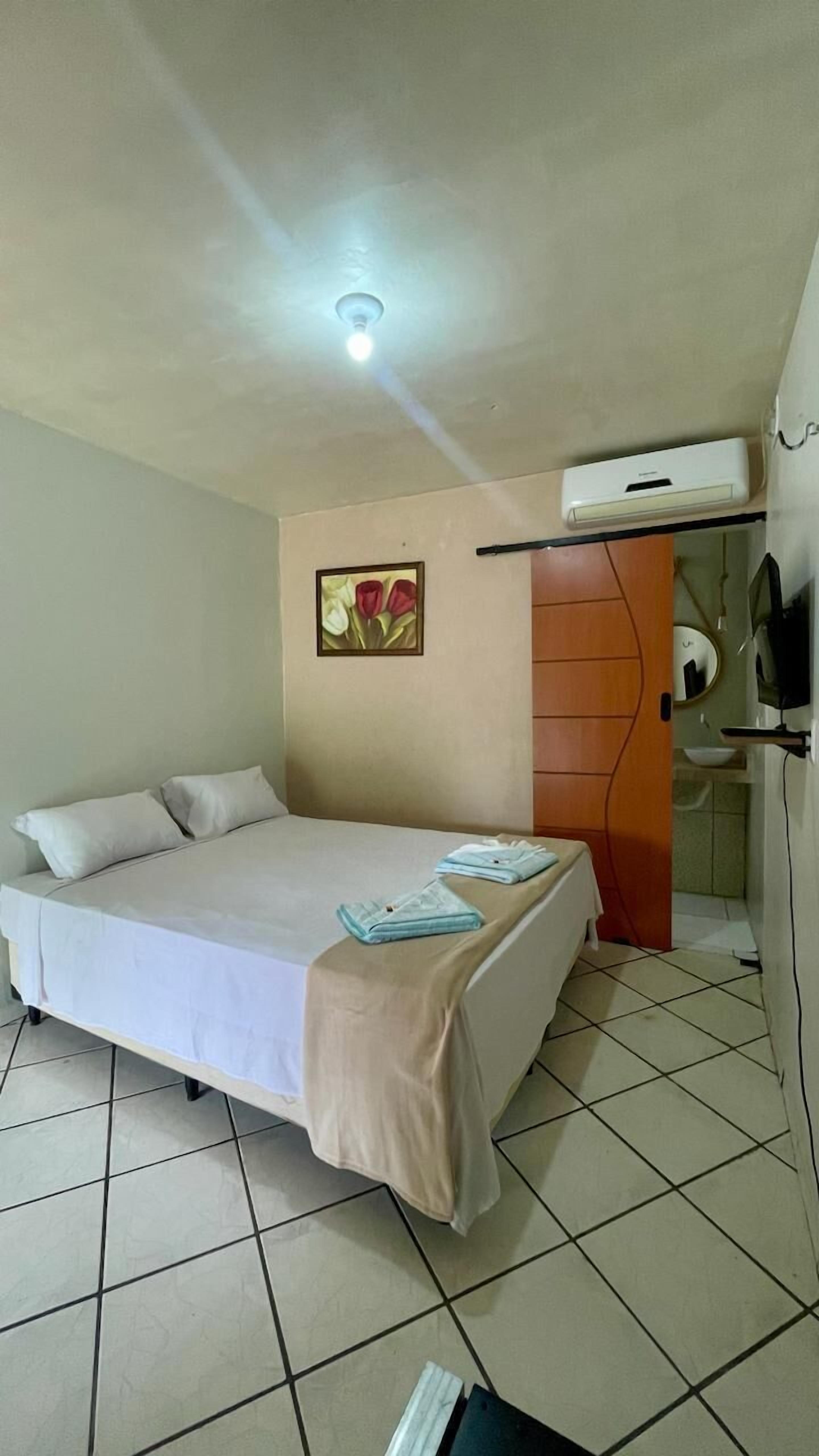 Quarto casal standard | Frigobar, cortinas blackout, ferros/tábuas de passar roupa