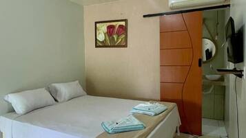 Quarto casal standard | Frigobar, cortinas blackout, ferros/tábuas de passar roupa