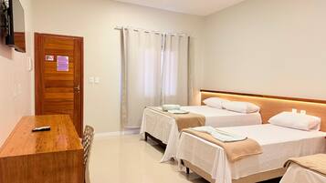Minibar, cortinas blackout, tabla de planchar con plancha y wifi gratis