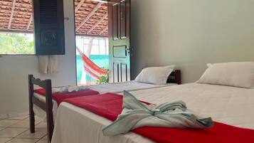 Quarto triplo standard, 1 quarto, vista para o jardim, no jardim | Frigobar, cortinas blackout, ferros/tábuas de passar roupa