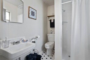 Sèche-cheveux, serviettes fournies