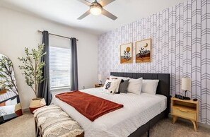 1 habitación, escritorio, tabla de planchar con plancha y cuna de viaje 