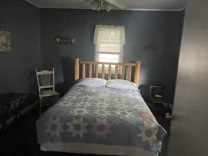 2 bedrooms, WiFi, bed sheets - Cottage 3 is a charming 2 bedroom 25’ from your boat dock & Hamlin lake. (Ludington)