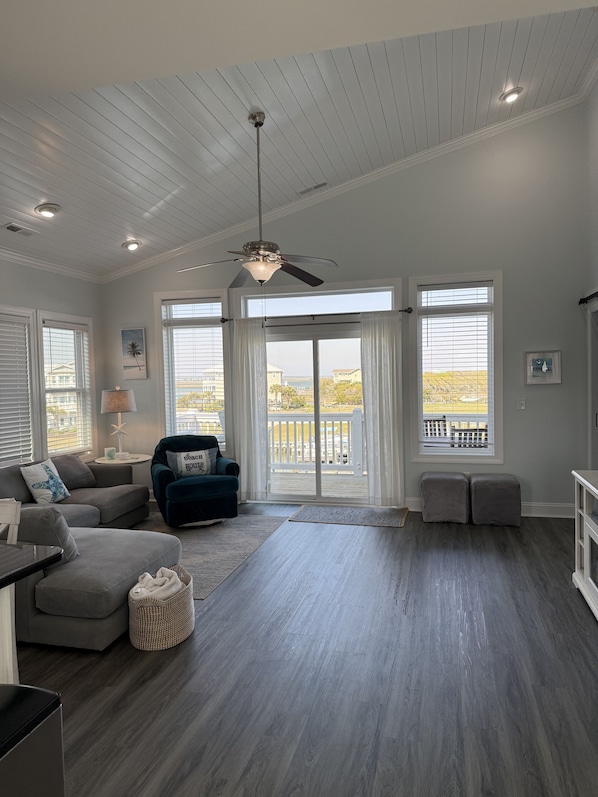 Smart TV, computer monitors - Going Coastal, Canal Front, Water Views, Beach access, best sunsets! (Holly Ridge)