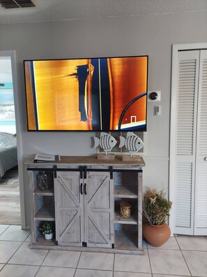 2 bedrooms, desk, iron/ironing board, free WiFi - 5 Mi to Beach! Heated Pool, Quiet, Tennis, Lanai, Laundry, Parking, dining, golf (Fort Myers)