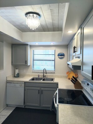 Fridge, microwave, oven, stovetop - 5 Mi to Beach! Heated Pool, Quiet, Tennis, Lanai, Laundry, Parking, dining, golf (Fort Myers)