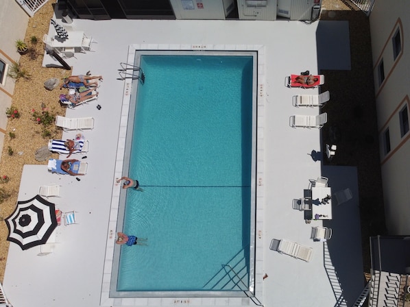 Una piscina al aire libre, una piscina climatizada