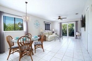 Smart TV - 5 Mi to Beach! Heated Pool, Quiet, Tennis, Lanai, Laundry, Parking, dining, golf (Fort Myers)