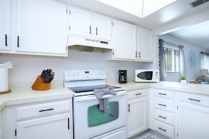 Fridge, microwave, oven, stovetop - Florida Escape! 5 Mi to Beach, Pool, Tennis, Lanai, Parking, Golf, Fishing (Fort Myers)