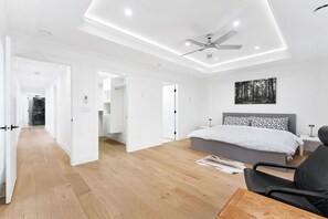 4 habitaciones, escritorio, tabla de planchar con plancha y wifi 