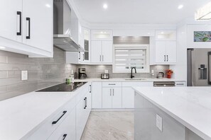 Refrigerador, microondas, horno y parrilla de estufa 