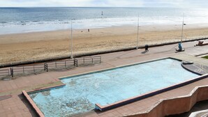A swimming pool with a view of the beach and ocean. - 4 bedroom accommodation in Bridlington (Bridlington)