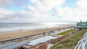 A beach view with a swimming pool and a promenade. - 4 bedroom accommodation in Bridlington (Bridlington)