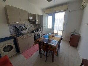 Refrigerador, horno, placa de cocina, cafetera/tetera