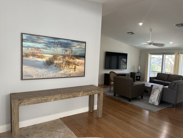 Una Smart TV, una chimenea, una mesa de tenis de mesa