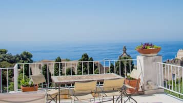 Exclusive Apartment | Terrace/patio