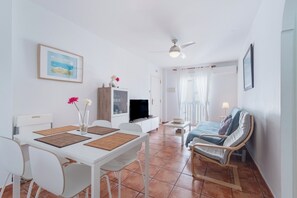 Dining - Bonito Apartamento a 70 Metros de la Playa. Wifi Gratis (Conil de la Frontera)