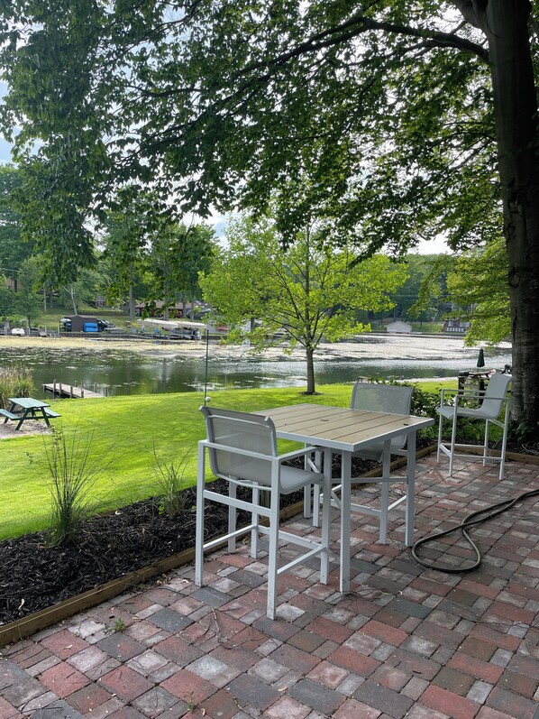 Outdoor dining - Bayside cottage is our new Hamlin lake cottage. Complete with docks 50’ away. (Ludington)