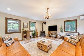 TV, fireplace - Peaceful Lake George Getaway - 3 Mi to Beach! (Lake George)