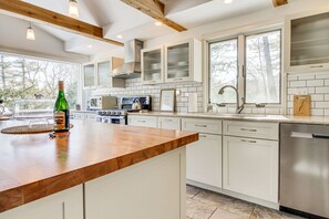 Fridge, microwave, stovetop, dishwasher - Peaceful Lake George Getaway - 3 Mi to Beach! (Lake George)