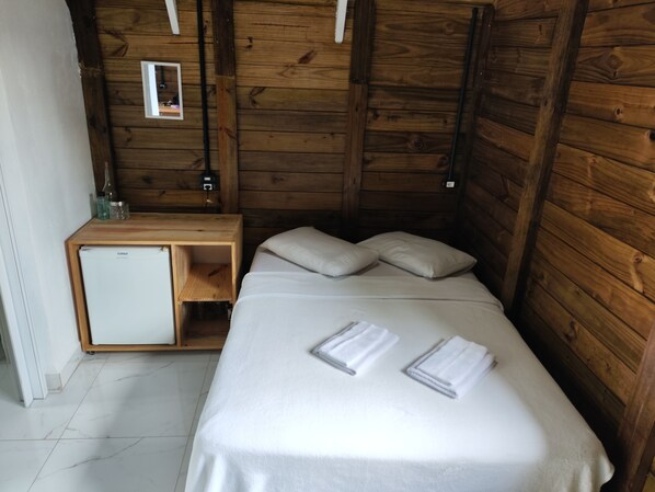 1 bedroom, bed sheets