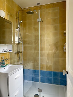 Serviettes fournies, savon, papier de toilette