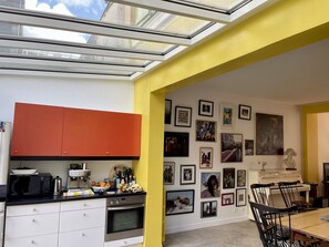 Een koelkast, een microgolfoven, een oven, een kookplaat