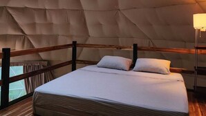 Ein Schlafzimmer mit Etagenbett, Oberlicht und Holzboden.