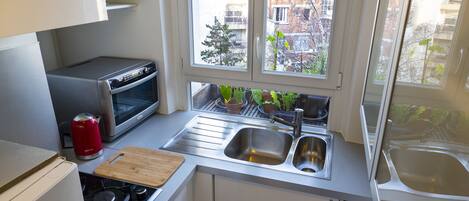 Fridge, microwave, oven, stovetop