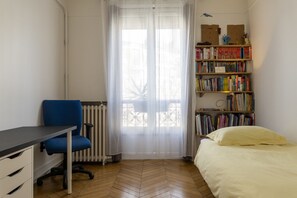 1 soverom, skrivebord, strykejern/-brett og wi-fi (inkludert)